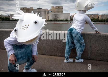 Moskau, Russland. 4. Juni 2023. Straßentheater (der erste Teather) gehen entlang des Puschkin Embankment als Teil der Darsteller - Fische während des Kinderfestivals „Sky“ im Gorky Park in Moskau, Russland Stockfoto