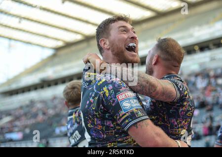 Newcastle, Großbritannien. 4. Juni 2023. Scott Taylor vom Hull FC feiert mit dem Hattrick-Helden Josh Griffin vom Hull FC. Rugby League Magic Weekend, Hull FC gegen Warrington Wolves im St James Park, Newcastle, Großbritannien Kredit: Dean Williams/Alamy Live News Stockfoto