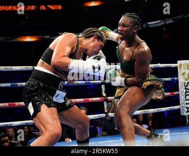 Detroit, Michigan, USA. 3. Juni 2023. Claressa Shields schlägt Maricela Cornejo während ihres Kampfes im Mittelgewicht in der Little Caesars Arena in Detroit, Mi, einen Schlag zu. 3. Juni 2023 (Kreditbild: © David Donoher/ZUMA Press Wire) NUR REDAKTIONELLE VERWENDUNG! Nicht für den kommerziellen GEBRAUCH! Stockfoto