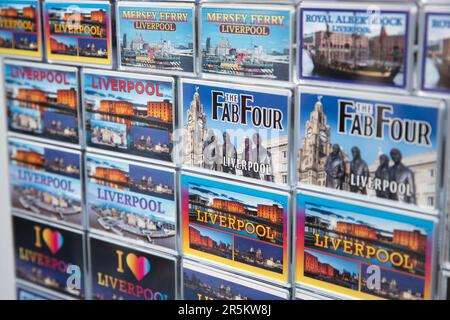 Souvenir-Kühlschrankmagnete sind in einem Souvenirladen in Liverpool, Merseyside, erhältlich - mit „Fab Four“ / Beatles, Mersey Ferry und Royal Albert Dock. Stockfoto