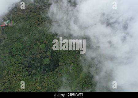 Nicht aktiver grüner Mombacho Vulkan Draufsicht der Drohne Stockfoto