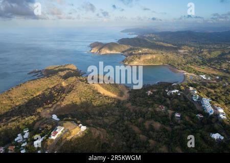Seascape Küste in Nicaragua aus der Vogelperspektive bei Sonnenaufgang Stockfoto