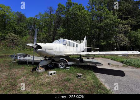 Renovierungsbedürftig 1966 Piper PA-32-300 Long Island, NY Stockfoto