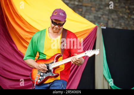 Cairns, Australien. 04. Juni 2023. Reggae Band Koahlition tritt auf der Cairns Eco Fiesta in den Munro Martin Parklands auf. Das vom Cairns Regional Council organisierte Eco Fiesta ist ein Umwelt- und Nachhaltigkeitsfestival, das sich auf die Feier und Unterstützung des Great Barrier Reef und der Regenwälder der Wet Tropics im nördlichen Queensland konzentriert. Zuschauer und Umweltschützer trafen sich in Cairns Munro Martin Parklands, um lokale Lebensmittel, umweltfreundliche Technologien, recycelte Waren, Livemusik, Vorträge und Workshops zu besuchen. (Foto: Joshua Prieto/SOPA Images/Sipa USA) Guthaben: SIPA USA/Alamy Live News Stockfoto