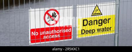 Schild für Tiefwassergefahr am Flussufer Stockfoto