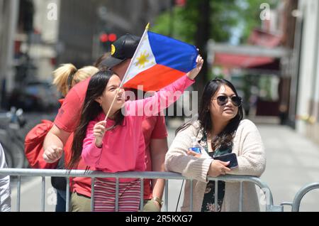 New York City, Usa. 4. Juni 2023. Während der jährlichen Philippine Day Parade wird ein junger Zuschauer mit einer philippinischen Flagge auf der Madison Avenue, Manhattan in New York City gesehen. Kredit: Ryan Rahman/Alamy Live News Stockfoto