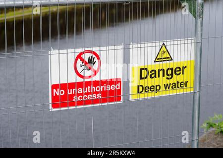 Schild für Tiefwassergefahr am Flussufer Stockfoto