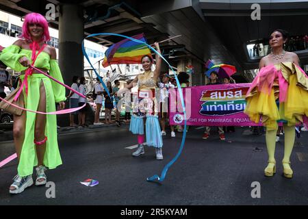 Bangkok, Thailand. 4. Juni 2023. Demonstranten tanzen während der Bangkok Pride Parade in Bangkok, Thailand, 4. Juni 2023. (Kreditbild: © Valeria Mongelli/ZUMA Press Wire) NUR REDAKTIONELLE VERWENDUNG! Nicht für den kommerziellen GEBRAUCH! Stockfoto