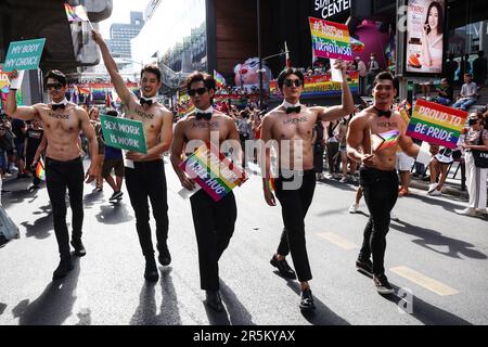 Bangkok, Thailand. 4. Juni 2023. Demonstranten marschieren während der Bangkok Pride Parade in Bangkok, Thailand, 4. Juni 2023. (Kreditbild: © Valeria Mongelli/ZUMA Press Wire) NUR REDAKTIONELLE VERWENDUNG! Nicht für den kommerziellen GEBRAUCH! Stockfoto