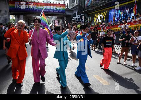 Bangkok, Thailand. 4. Juni 2023. Demonstranten marschieren während der Bangkok Pride Parade in Bangkok, Thailand, 4. Juni 2023. (Kreditbild: © Valeria Mongelli/ZUMA Press Wire) NUR REDAKTIONELLE VERWENDUNG! Nicht für den kommerziellen GEBRAUCH! Stockfoto