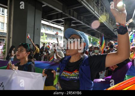 Bangkok, Thailand. 4. Juni 2023. Demonstranten marschieren während der Bangkok Pride Parade in Bangkok, Thailand, 4. Juni 2023. (Kreditbild: © Valeria Mongelli/ZUMA Press Wire) NUR REDAKTIONELLE VERWENDUNG! Nicht für den kommerziellen GEBRAUCH! Stockfoto