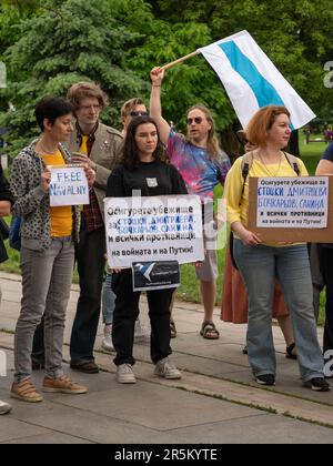 Oppositionsorientierte Russen bei einem Treffen zur Unterstützung von Alexej Navalny und russischen Flüchtlingen in Sofia, Bulgarien Stockfoto