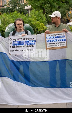 Oppositionsorientierte Russen bei einem Treffen zur Unterstützung von Alexej Navalny und russischen Flüchtlingen in Sofia, Bulgarien Stockfoto