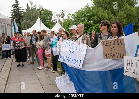Oppositionsorientierte Russen bei einem Treffen zur Unterstützung von Alexej Navalny und russischen Flüchtlingen in Sofia, Bulgarien Stockfoto