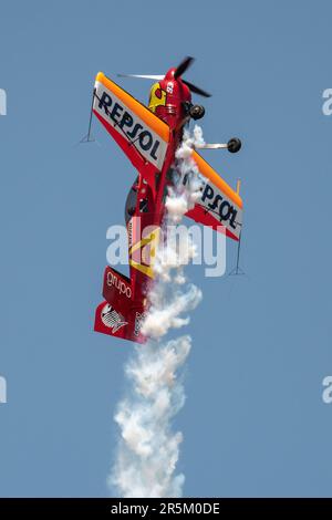 Madrid, Spanien. 04. Juni 2023. Der Pilot Castor Fantoba, Mitglied der Patrouille „Bravo 3 Repsol“, führte während einer Ausstellung auf dem Cuatro Vientos Flugplatz durch, die von der Infante de Orleans Foundation veranstaltet wurde. Castor Fantoba war schon mehrfach Champion von Spanien und Europa im Aerobatikflug. Kredit: Marcos del Mazo/Alamy Live News Stockfoto