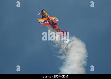 Madrid, Spanien. 04. Juni 2023. Der Pilot Castor Fantoba, Mitglied der Patrouille „Bravo 3 Repsol“, führte während einer Ausstellung auf dem Cuatro Vientos Flugplatz durch, die von der Infante de Orleans Foundation veranstaltet wurde. Castor Fantoba war schon mehrfach Champion von Spanien und Europa im Aerobatikflug. Kredit: Marcos del Mazo/Alamy Live News Stockfoto