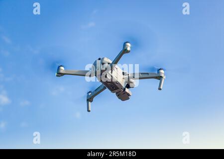 Drohne DJI Air 2S im Himmel, Ansicht von unten, Nahaufnahme, blauer Himmel mit Wolken Stockfoto