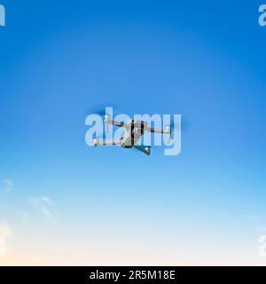 Drohne DJI Air 2S im Himmel, Vorderansicht, Nahaufnahme, blauer Himmel Stockfoto