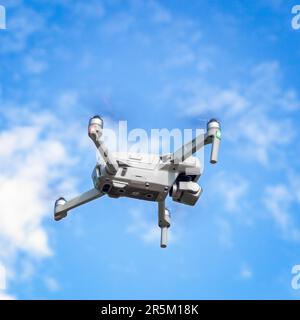 Drohne DJI Air 2S im Himmel, Seitenansicht, Nahaufnahme, blauer Himmel mit Wolken Stockfoto