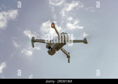 Drohne DJI Air 2S im Himmel, Ansicht von unten, Nahaufnahme, Himmel mit Wolken Stockfoto