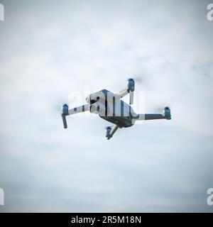 Drohne DJI Air 2S im Himmel, Vorderansicht, Nahaufnahme, bewölkter Himmel Stockfoto