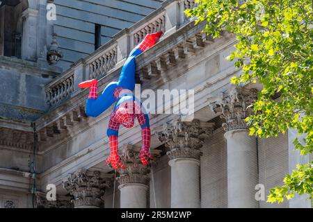 3. Juni 2023. Die beliebte Comic Con fand an einem sonnigen Wochenende in Portsmouth, Hampshire, England, statt. In Kostümen verkleidete Teilnehmer nahmen an der zweitägigen Veranstaltung im Guildhall im Stadtzentrum Teil. Stockfoto