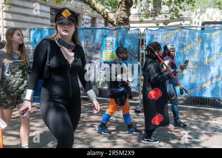 3. Juni 2023. Die beliebte Comic Con fand an einem sonnigen Wochenende in Portsmouth, Hampshire, England, statt. In Kostümen verkleidete Teilnehmer nahmen an der zweitägigen Veranstaltung im Guildhall im Stadtzentrum Teil. Stockfoto