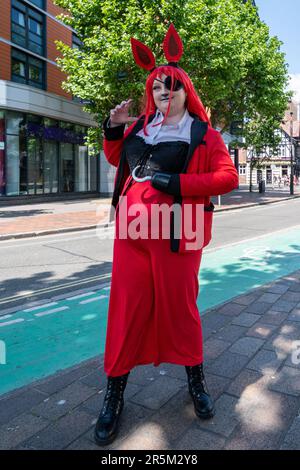 3. Juni 2023. Die beliebte Comic Con fand an einem sonnigen Wochenende in Portsmouth, Hampshire, England, statt. In Kostümen verkleidete Teilnehmer nahmen an der zweitägigen Veranstaltung im Guildhall im Stadtzentrum Teil. Stockfoto