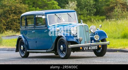 Stony Stratford, Großbritannien - 4. 2023. Juni: Blauer ROVER mit 1936-fachem Oldtimer, der auf einer englischen Landstraße fährt. Stockfoto