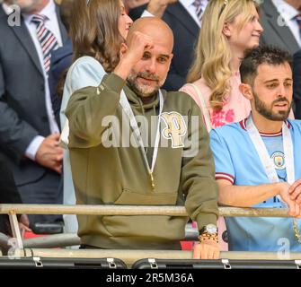London, Großbritannien. 03. Juni 2023. 03. Juni 2023 – Manchester City gegen Manchester United – Emirates FA Cup Finale – Wembley Stadium Manchester Citys Pep Guardiola feiert den Gewinn des FA Cup Finales 2023. Bildkredit: Mark Pain/Alamy Live News Stockfoto