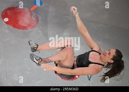 Prag, Tschechische Republik. 04. Juni 2023. Der französische Bergsteiger Oriane Bertone gewann am 4. Juni 2023 in Prag das Frauenfinale der Boulder Weltmeisterschaft. Kredit: Michal Kamaryt/CTK Photo/Alamy Live News Stockfoto