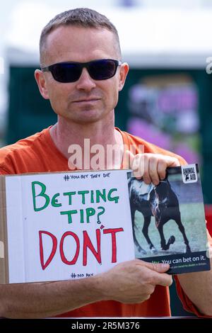 Epsom, Großbritannien. 3. Juni 2023. Ein Tierschützer hält kurz vor dem Epsom Derby ein Schild vor der Rennbahn Epsom Downs. Aktivisten von Gruppen wie Animal Rising und Animal Aid betrachten Pferderennen als grausame und ausbeuterische Industrie. £150.000 wurden für zusätzliche Sicherheitsmaßnahmen für das Epsom Derby ausgegeben. Die Polizei von Surrey berichtete, dass 31 Verhaftungen vorgenommen wurden, einschließlich 19 präventiven Verhaftungen. Kredit: Mark Kerrison/Alamy Live News Stockfoto