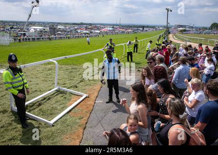 Epsom, Großbritannien. 3. Juni 2023. Sussex und Surrey Polizisten werden am Tag des Epsom Derby auf der Rennbahn Epsom Downs fotografiert. £150.000 wurden für zusätzliche Sicherheitsmaßnahmen ausgegeben, um einem geplanten Protest von Aktivisten von Animal Rising entgegenzuwirken, die Pferderennen als grausame und ausbeuterische Industrie ansehen. Die Polizei von Surrey berichtete, dass 31 Verhaftungen vorgenommen wurden, einschließlich 19 präventiven Verhaftungen. Kredit: Mark Kerrison/Alamy Live News Stockfoto