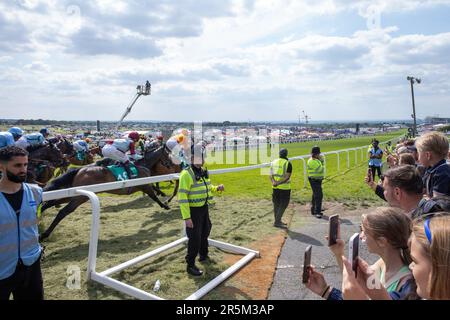Epsom, 3. Juni 2023. Am Tag des Epsom Derby beobachten Polizisten Rennfahrer, während Pferde und Jockeys auf der Rennbahn Epsom Downs Rennen. £150.000 wurden für zusätzliche Sicherheitsmaßnahmen ausgegeben, um einem geplanten Protest von Aktivisten von Animal Rising in Epsom entgegenzuwirken, die Pferderennen als grausame und ausbeuterische Industrie ansehen. Die Polizei von Surrey berichtete, dass 31 Verhaftungen vorgenommen wurden, einschließlich 19 präventiven Verhaftungen. Kredit: Mark Kerrison/Alamy Live News Stockfoto