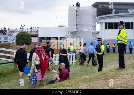 Epsom, Großbritannien. 3. Juni 2023. Polizeibeamte beobachten Rennfahrer, die am Tag des Epsom Derby auf der Rennbahn Epsom Downs ankommen. £150.000 wurden für zusätzliche Sicherheitsmaßnahmen ausgegeben, um einem geplanten Protest von Aktivisten von Animal Rising entgegenzuwirken, die Pferderennen als grausame und ausbeuterische Industrie ansehen. Die Polizei von Surrey berichtete, dass 31 Verhaftungen vorgenommen wurden, einschließlich 19 präventiven Verhaftungen. Kredit: Mark Kerrison/Alamy Live News Stockfoto