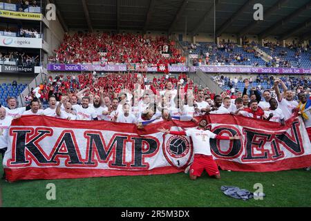 GENK, BELGIEN - JUNI 4: Jean Butez vom FC Royal Antwerpen, Ally Samatta vom FC KRC Genk, Michel Ange Balikwisha vom FC Royal Antwerpen, Vincent Janssen vom FC Royal Antwerpen, Gaston Avila vom FC Royal Antwerpen, Toby Alderweireld vom FC Royal Antwerpen, Jurgen Ekkelenkamp vom FC Royal Antwerpen, Mandela Keita vom Royal Antwerpen FC, Jelle Bataille vom Royal Antwerpen FC, Arthur Vermeeren vom Royal Antwerpen FC, William Pacho vom Royal Antwerpen FC, Ortwin de Wolf vom Royal Antwerpen FC, Alhassan Yusuf vom Royal Antwerpen FC, Arbnor Muja vom Royal Antwerpen FC, Koji Antwerpen vom Royal Miwerp FC, Christopher Scott vom Royal Antwerpen FC, Ze Stockfoto