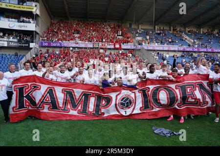 GENK, BELGIEN - JUNI 4: Jean Butez vom FC Royal Antwerpen, Ally Samatta vom FC KRC Genk, Michel Ange Balikwisha vom FC Royal Antwerpen, Vincent Janssen vom FC Royal Antwerpen, Gaston Avila vom FC Royal Antwerpen, Toby Alderweireld vom FC Royal Antwerpen, Jurgen Ekkelenkamp vom FC Royal Antwerpen, Mandela Keita vom Royal Antwerpen FC, Jelle Bataille vom Royal Antwerpen FC, Arthur Vermeeren vom Royal Antwerpen FC, William Pacho vom Royal Antwerpen FC, Ortwin de Wolf vom Royal Antwerpen FC, Alhassan Yusuf vom Royal Antwerpen FC, Arbnor Muja vom Royal Antwerpen FC, Koji Antwerpen vom Royal Miwerp FC, Christopher Scott vom Royal Antwerpen FC, Ze Stockfoto