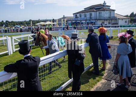 Epsom, 3. Juni 2023. Am Tag des Epsom Derby sehen Rennfahrer auf der Rennbahn Epsom Downs neben ihnen ein Pferd vorbeiziehen. £150.000 wurden für zusätzliche Sicherheitsmaßnahmen ausgegeben, um einem geplanten Protest von Aktivisten von Animal Rising in Epsom entgegenzuwirken, die Pferderennen als grausame und ausbeuterische Industrie ansehen. Die Polizei von Surrey berichtete, dass 31 Verhaftungen vorgenommen wurden, einschließlich 19 präventiven Verhaftungen. Kredit: Mark Kerrison/Alamy Live News Stockfoto