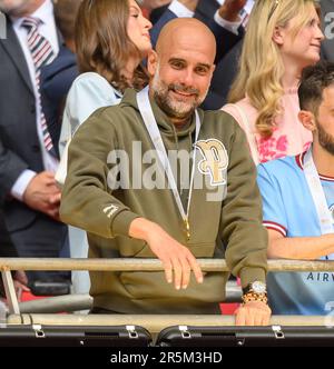 London, Großbritannien. 03. Juni 2023. 03. Juni 2023 – Manchester City gegen Manchester United – Emirates FA Cup Finale – Wembley Stadium Manchester Citys Pep Guardiola feiert den Gewinn des FA Cup Finales 2023. Bildkredit: Mark Pain/Alamy Live News Stockfoto