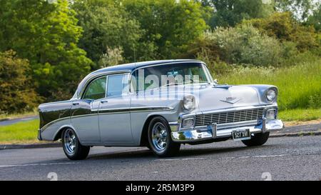 Stony Stratford, Großbritannien - Juni 4. 2023: 1956 CHEVROLET BELAIR klassisches amerikanisches Auto, das auf einer englischen Landstraße fährt. Stockfoto