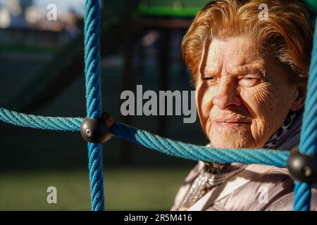 Porträt einer verwahrlosten, einsamen, traurigen Seniorin, die nichts sieht Stockfoto