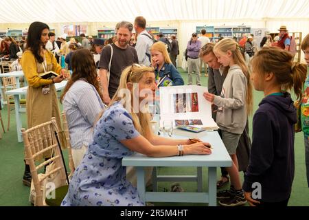 Cressida Cowell spricht mit Kindern Buchsignierung beim Hay Festival 2023 im Buchladen im Hay-on-Wye Wales UK Großbritannien KATHY DEWITT Stockfoto