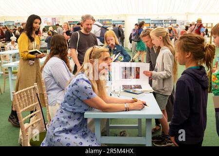 Kinderautorin Cressida Cowell Buchsignierung beim Hay Festival 2023 Buchladen Inneneinrichtung im Hay-on-Wye Wales UK KATHY DEWITT Stockfoto