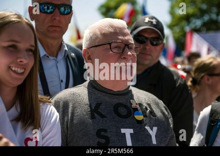 Warschau, Polen. 04. Juni 2023. Lech Walesa, ehemaliger Präsident und Friedensnobelpreisträger, wird während des „Großen Marsches“ der Bürgerplattform in Warschau gesehen. Die größte Oppositionspartei Polens - die Bürgerplattform (Platforma Obywatelska) und ihr Anführer - führte Donald Tusk einen marsch in Warschau an, um die Wähler gegen die rechte Regierung zu mobilisieren, der man vorwirft, die Demokratie ausgehöhlt zu haben und Ungarn und der Türkei auf dem Weg zur Autokratie zu folgen. Kredit: SOPA Images Limited/Alamy Live News Stockfoto