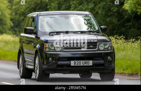 Stony Stratford, Großbritannien - 2. 2023. Juni: 2009 schwarzer RANGE ROVER SPORT auf einer englischen Landstraße Stockfoto