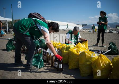 Malaga, Spanien. 04. Juni 2023. Eine Gruppe von Freiwilligen wird dabei beobachtet, wie sie Abfallsäcke und Flaschen nach der Reinigung des San Andrés Beach vor dem Weltumwelttag stapeln. Dutzende Freiwillige der gemeinnützigen Organisation „Andalimpia“ feiern den Weltumwelttag, indem sie den Strand reinigen und verlassene Abfälle entfernen. „Andalimpia“ ist eine lokale Vereinigung, die in Malaga von Freiwilligen gegründet wurde, die sich für Umwelt und Natur engagieren und in der Stadt Umweltreinigungsmaßnahmen durchführen. Kredit: SOPA Images Limited/Alamy Live News Stockfoto