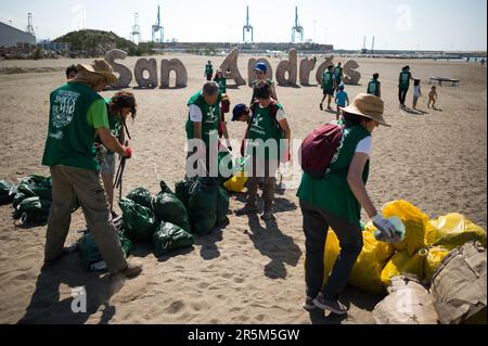 Malaga, Spanien. 04. Juni 2023. Eine Gruppe von Freiwilligen wird dabei beobachtet, wie sie Müllsäcke nach der Reinigung des San Andrés Beach vor dem Weltumwelttag klassifizieren. Dutzende Freiwillige der gemeinnützigen Organisation „Andalimpia“ feiern den Weltumwelttag, indem sie den Strand reinigen und verlassene Abfälle entfernen. „Andalimpia“ ist eine lokale Vereinigung, die in Malaga von Freiwilligen gegründet wurde, die sich für Umwelt und Natur engagieren und in der Stadt Umweltreinigungsmaßnahmen durchführen. Kredit: SOPA Images Limited/Alamy Live News Stockfoto