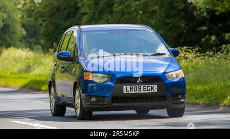 Stony Stratford, Großbritannien - Juni 2. 2023: 2009 blauer MITSUBISHI COLT, der auf einer englischen Landstraße unterwegs ist Stockfoto