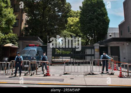 Tokio, Japan. 04. Juni 2023. Mitglied der Tokio Metropolitan Police steht am Sonntag, den 4. Juni 2023, vor der chinesischen Botschaft in Japan in Tokio Wache. Foto: Keizo Mori/UPI Credit: UPI/Alamy Live News Stockfoto