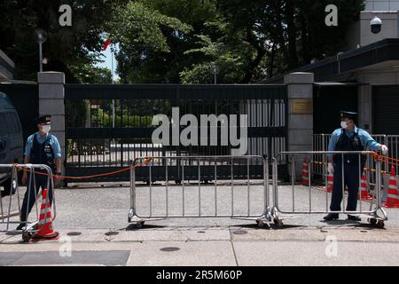 Tokio, Japan. 04. Juni 2023. Mitglied der Tokio Metropolitan Police steht am Sonntag, den 4. Juni 2023, vor der chinesischen Botschaft in Japan in Tokio Wache. Foto: Keizo Mori/UPI Credit: UPI/Alamy Live News Stockfoto